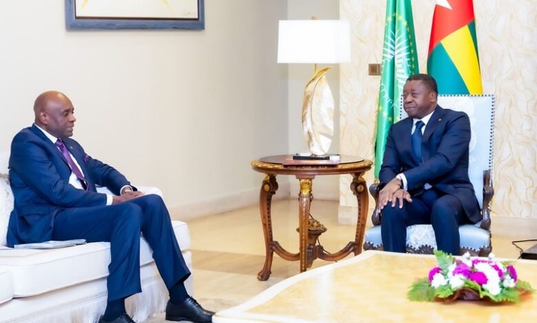 Découvrez comment Le Togo et le Congo se consultent à Lomé sur les enjeux de paix en Afrique et leur rôle central.