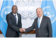 Koffi Akakpo pr&eacute;sente ses lettres de cr&eacute;ance &agrave; Ant&oacute;nio Guterres &agrave; New York, symbolisant l'engagement du Togo aux Nations Unies.