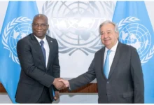 Koffi Akakpo présente ses lettres de créance à António Guterres à New York, symbolisant l'engagement du Togo aux Nations Unies.