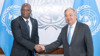 Koffi Akakpo présente ses lettres de créance à António Guterres à New York, symbolisant l'engagement du Togo aux Nations Unies.
