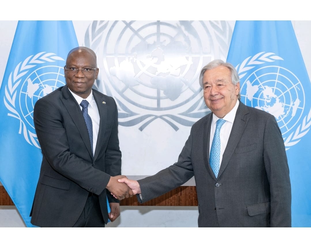 Koffi Akakpo présente ses lettres de créance à António Guterres à New York, symbolisant l'engagement du Togo aux Nations Unies.