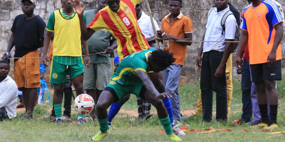 Revivez le derby Agouwa où l’ASFOSA triomphe face à Maranatha FC avec un score de 3-1. Découvrez les temps forts de la rencontre.