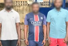 La gendarmerie togolaise a arrêté trois suspects après le vol de 62 millions FCFA à Kpogan. Détails à découvrir ici.