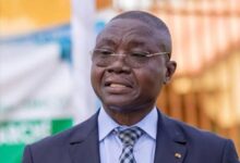 Le Colonel Hodabalo Awaté, un pilier de la gouvernance locale au Togo, incarne fermeté et proximité avec les citoyens.
