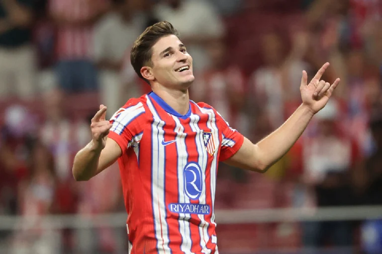 Julián Álvarez retrouve le groupe à l’Atlético Madrid avant le match à Bilbao. Une bonne nouvelle pour le club madrilène.