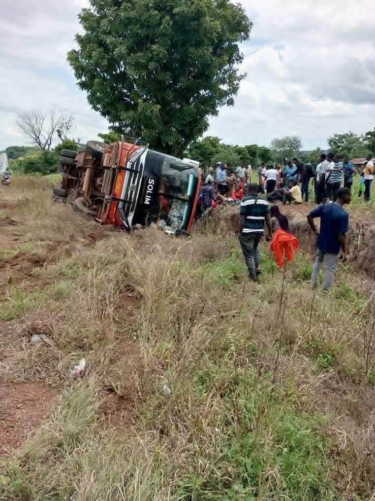 Un grave accident impliquant un bus SOLIM a eu lieu sur la RN1 à Nyamassila. Découvrez les détails de cet incident tragique.