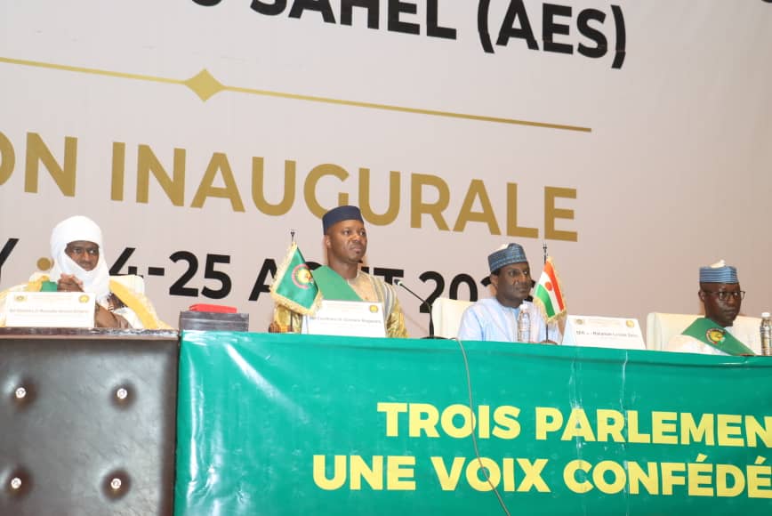 Découvrez comment l'AES franchit un cap décisif avec l'installation de son Parlement à Niamey, un moment historique.