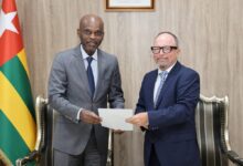 Robert Dussey accueille le nouvel ambassadeur d’Allemagne au Togo pour discuter des relations entre Lomé et Berlin.