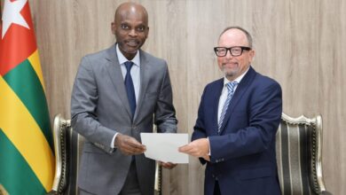 Robert Dussey accueille le nouvel ambassadeur d’Allemagne au Togo pour discuter des relations entre Lomé et Berlin.