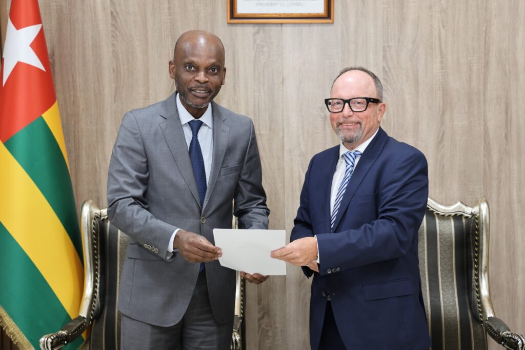 Robert Dussey accueille le nouvel ambassadeur d’Allemagne au Togo pour discuter des relations entre Lomé et Berlin.
