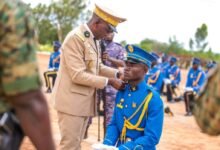 Découvrez la passation de flambeau au sein des Forces armées togolaises entre la 29ᵉ promotion ‘5 Février’ et la promotion ‘Résilience’.