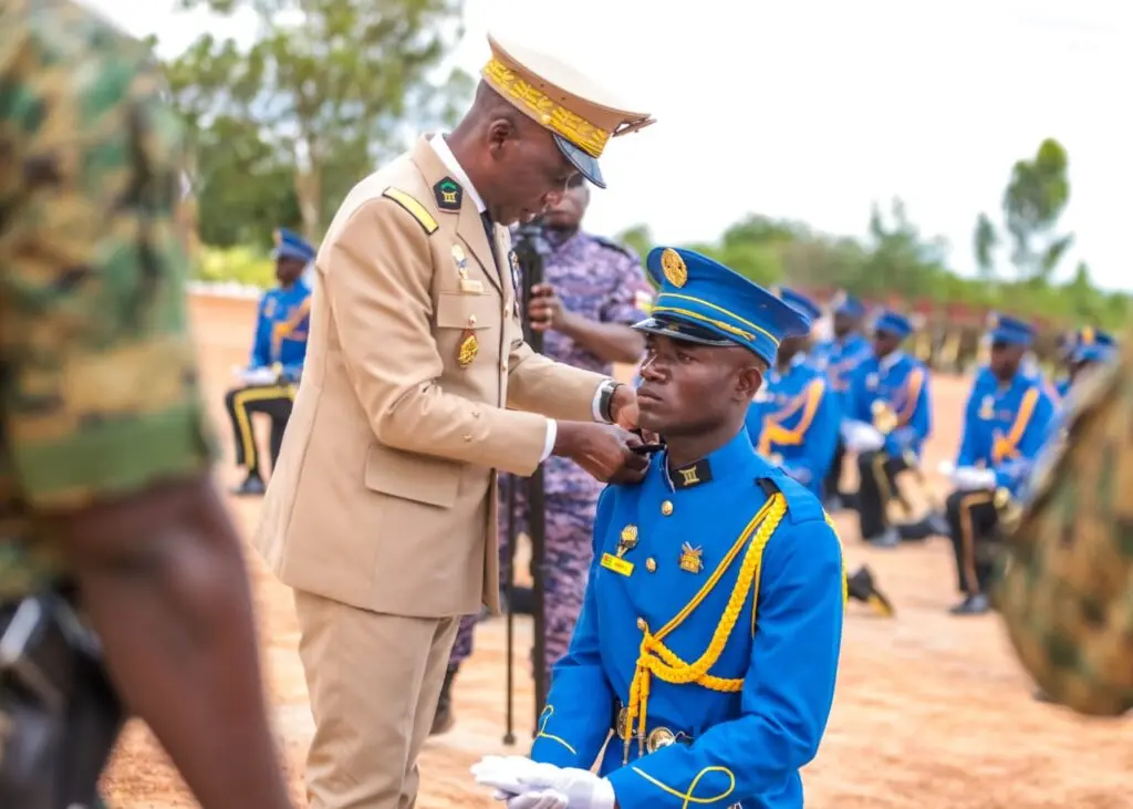 Découvrez la passation de flambeau au sein des Forces armées togolaises entre la 29ᵉ promotion ‘5 Février’ et la promotion ‘Résilience’.