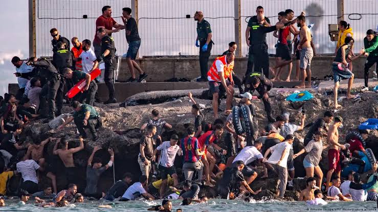 Découvrez la crise migratoire à Ceuta et les raisons pour lesquelles les mineurs marocains refusent le rapatriement exigé par Rabat.