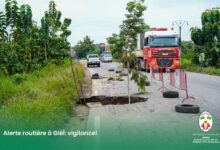 Une dégradation significative est signalée à l'entrée de Gléi. Usagers de la route, soyez vigilants et respectez les consignes.