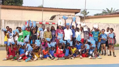 Découvrez comment AKOA Handball Academy accompagne 73 jeunes athlètes pour la rentrée scolaire avec des kits scolaires.