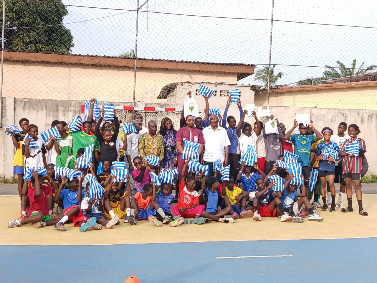 Découvrez comment AKOA Handball Academy accompagne 73 jeunes athlètes pour la rentrée scolaire avec des kits scolaires.