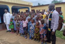 Le sénateur Koffi Agbenoxevi Paniah offre des kits scolaires et vivres à 4 orphelinats d'Agou, soutenant ainsi 102 enfants.