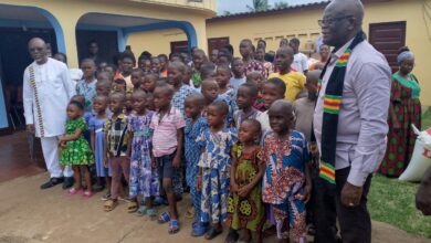 Le sénateur Koffi Agbenoxevi Paniah offre des kits scolaires et vivres à 4 orphelinats d'Agou, soutenant ainsi 102 enfants.