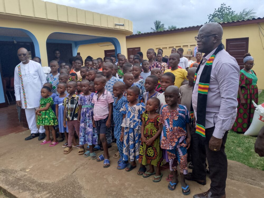 Le sénateur Koffi Agbenoxevi Paniah offre des kits scolaires et vivres à 4 orphelinats d'Agou, soutenant ainsi 102 enfants.