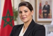 Fatima Ezzahra El Mansouri fait l'histoire en devenant la première femme à diriger le gouvernement marocain. Découvrez les détails.
