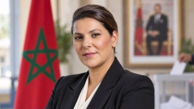 Fatima Ezzahra El Mansouri fait l'histoire en devenant la première femme à diriger le gouvernement marocain. Découvrez les détails.