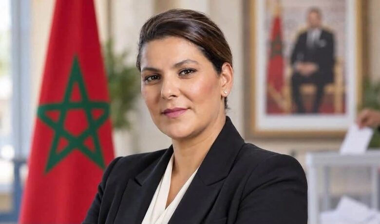Fatima Ezzahra El Mansouri fait l'histoire en devenant la première femme à diriger le gouvernement marocain. Découvrez les détails.