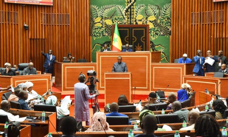 L’Assemblée nationale du Sénégal ouvre une 2ᵉ session extraordinaire sur la crise politique actuelle. Découvrez les détails.