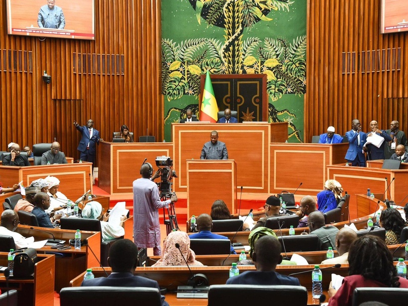 L’Assemblée nationale du Sénégal ouvre une 2ᵉ session extraordinaire sur la crise politique actuelle. Découvrez les détails.