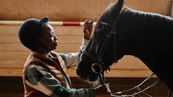 Le Grand Prix d’Afrique 2026 voit deux cavaliers togolais viser le Maroc le 12 septembre. Découvrez leurs ambitions.