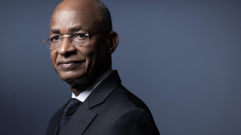 Cellou Dalein Diallo dénonce la révocation de son passeport et son blocage à Abidjan avant un vol vers New York.
