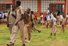 Le Collège d’enseignement technique de Kantè reçoit des matériaux de construction pour moderniser ses infrastructures administratives.