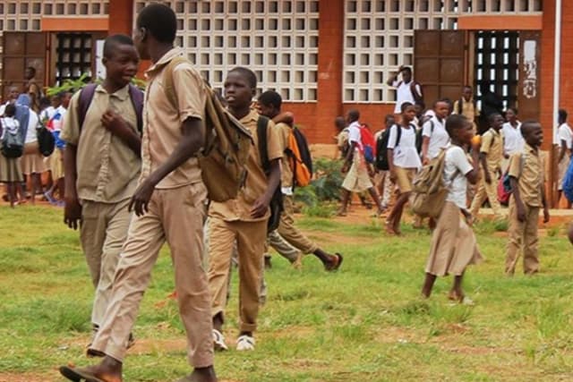 Le Collège d’enseignement technique de Kantè reçoit des matériaux de construction pour moderniser ses infrastructures administratives.