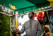 La flamme olympique des JOJ Dakar 2026 est arrivée à la Place du Souvenir africain, un symbole d'espoir pour la jeunesse.