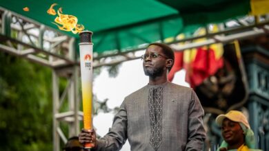 La flamme olympique des JOJ Dakar 2026 est arrivée à la Place du Souvenir africain, un symbole d'espoir pour la jeunesse.