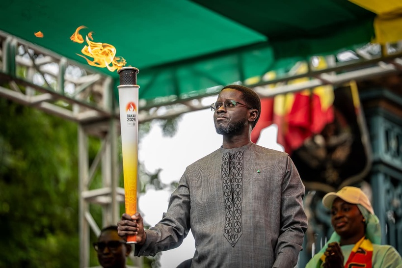 La flamme olympique des JOJ Dakar 2026 est arrivée à la Place du Souvenir africain, un symbole d'espoir pour la jeunesse.