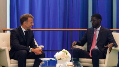 Bassirou Diomaye Faye et Emmanuel Macron discutent des enjeux internationaux à New York, notamment la succession à l'ONU.