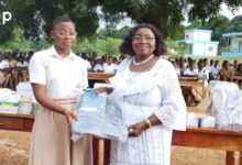 https://atop.tg/agou-des-kits-scolaires-aux-eleves-du-letp/
