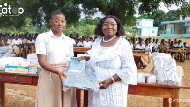 https://atop.tg/agou-des-kits-scolaires-aux-eleves-du-letp/