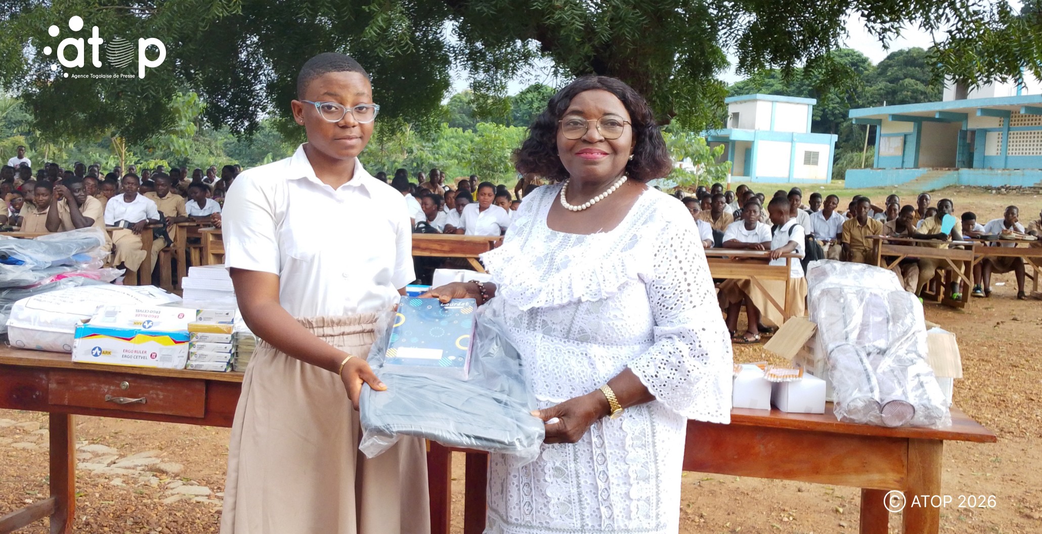 https://atop.tg/agou-des-kits-scolaires-aux-eleves-du-letp/