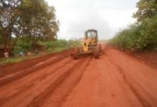 Les travaux de réfection des pistes rurales aux Lacs 3 débutent avec 30 millions de FCFA pour des routes plus sûres et accessibles.