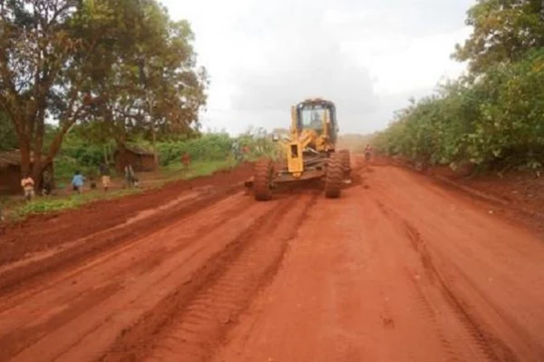 Les travaux de réfection des pistes rurales aux Lacs 3 débutent avec 30 millions de FCFA pour des routes plus sûres et accessibles.