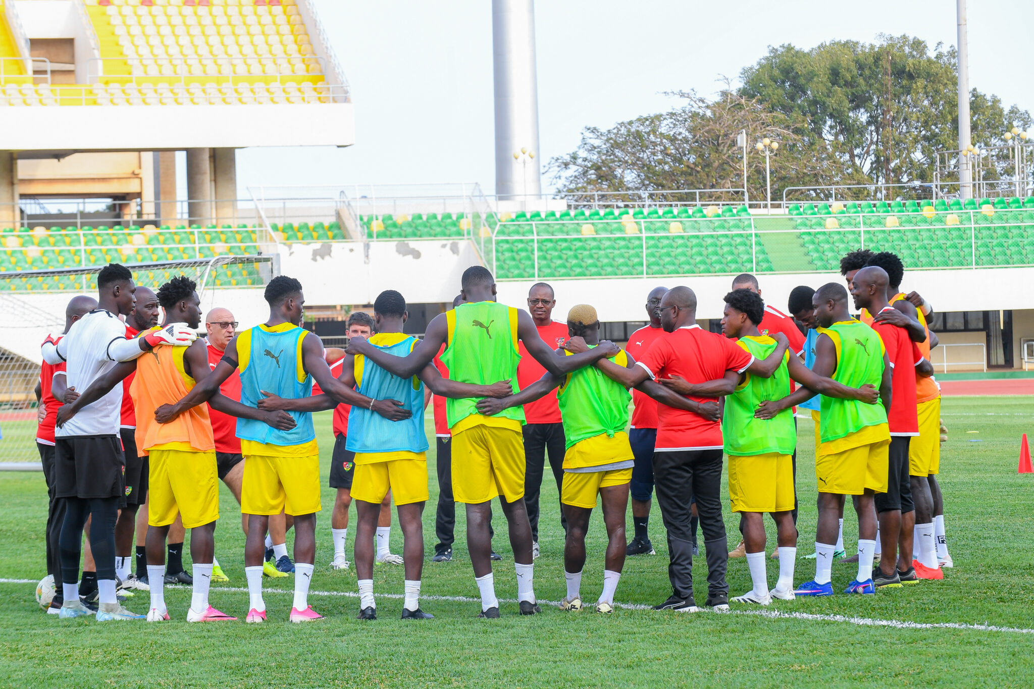 Izaak Akakpo partage ses émotions avant le choc Togo – Burundi. Découvrez les ambitions des Éperviers pour la CAN 2027.