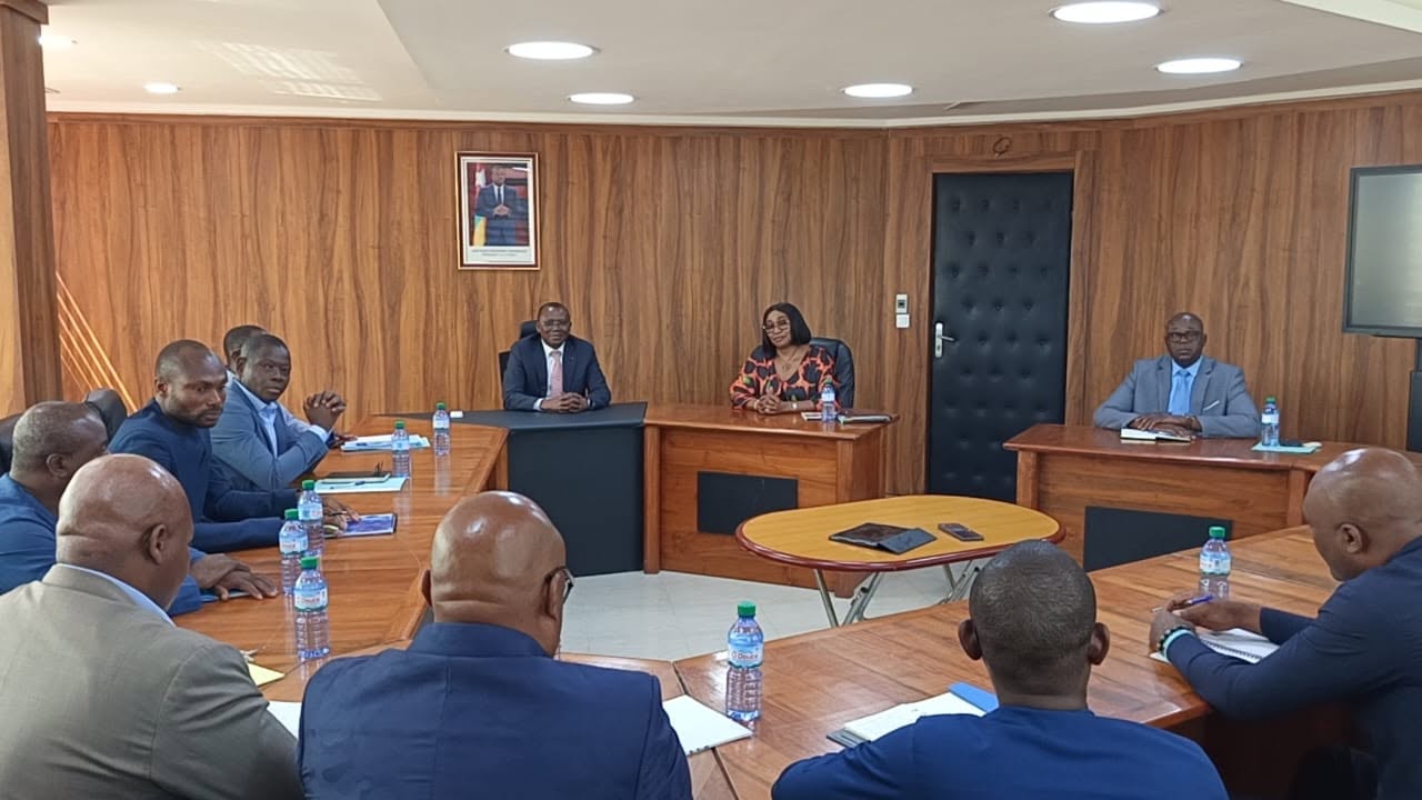 Sani Yaya rencontre Naka Gnassingbé pour discuter des enjeux du financement routier à Togo. Enjeux et perspectives dévoilés.
