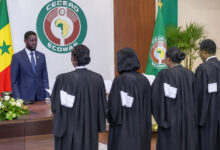 Cinq nouveaux juges prêtent serment à la CEDEAO, dont Yaouza Ouro-Sama. Suivez cette cérémonie importante à Abuja.