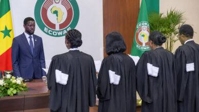 Cinq nouveaux juges prêtent serment à la CEDEAO, dont Yaouza Ouro-Sama. Suivez cette cérémonie importante à Abuja.