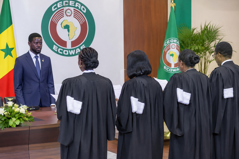 Cinq nouveaux juges prêtent serment à la CEDEAO, dont Yaouza Ouro-Sama. Suivez cette cérémonie importante à Abuja.