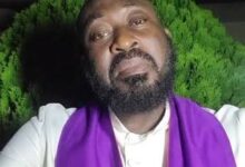 Le Père Vivien Dakloumegan, curé à Anyron, utilisait TikTok pour partager ses enseignements religieux. Découvrez son parcours.