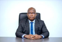 Apprenez comment Kossivi Hounaké, président de l’Université de Lomé, s’entoure de collaborateurs pour gérer l’institution.