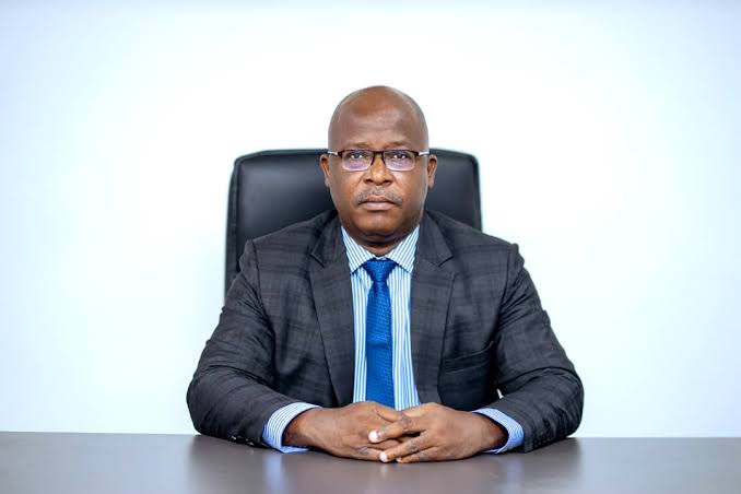 Apprenez comment Kossivi Hounaké, président de l’Université de Lomé, s’entoure de collaborateurs pour gérer l’institution.