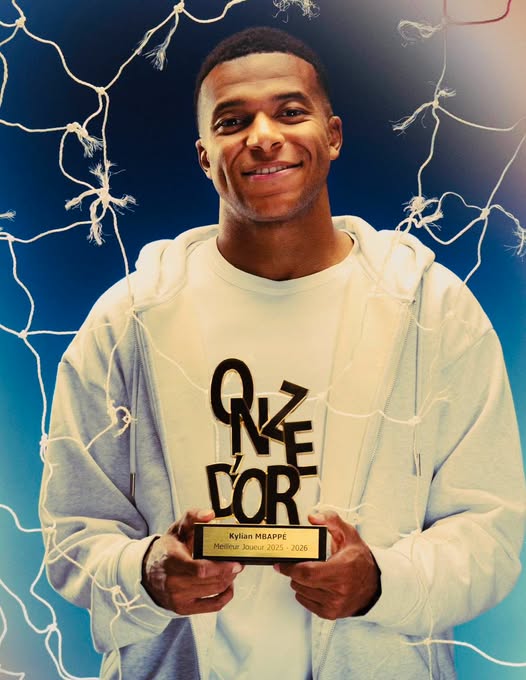 Kylian Mbappé remporte son premier Onze d’Or après une saison exceptionnelle. Découvrez son succès et ses performances.